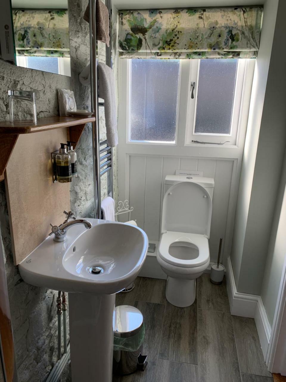 Pontyclerc Farm House Bed And Breakfast Ammanford Extérieur photo